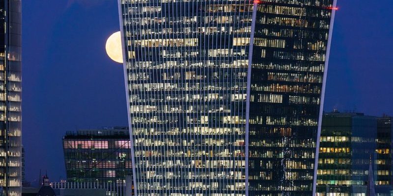 1024px-Super_moon_over_City_of_London_from_Tate_Modern_2018-01-31_6-1-800×445