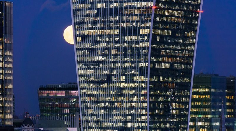 1024px-Super_moon_over_City_of_London_from_Tate_Modern_2018-01-31_6-1-800×445